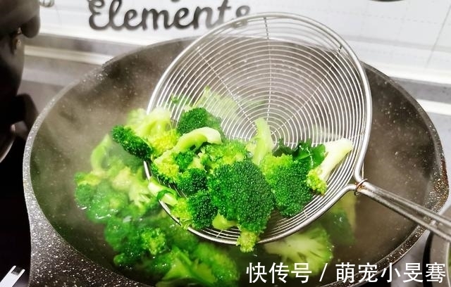 关晓彤晒出减肥食谱，全是妈妈亲自搭配，难怪个高还那么瘦，服气