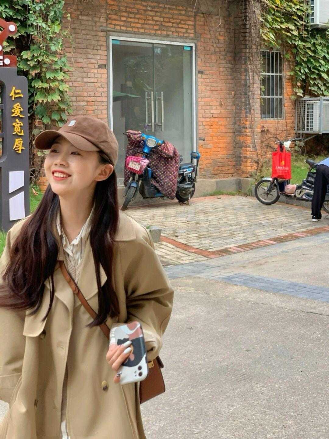 风衣|40+女人如何穿衣显年轻?大衣搭配半身裙,让你整个秋冬高级时髦