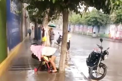 a34|散步时突降大雨，母子俩无处避雨，妈妈之后的举动让行人泪目