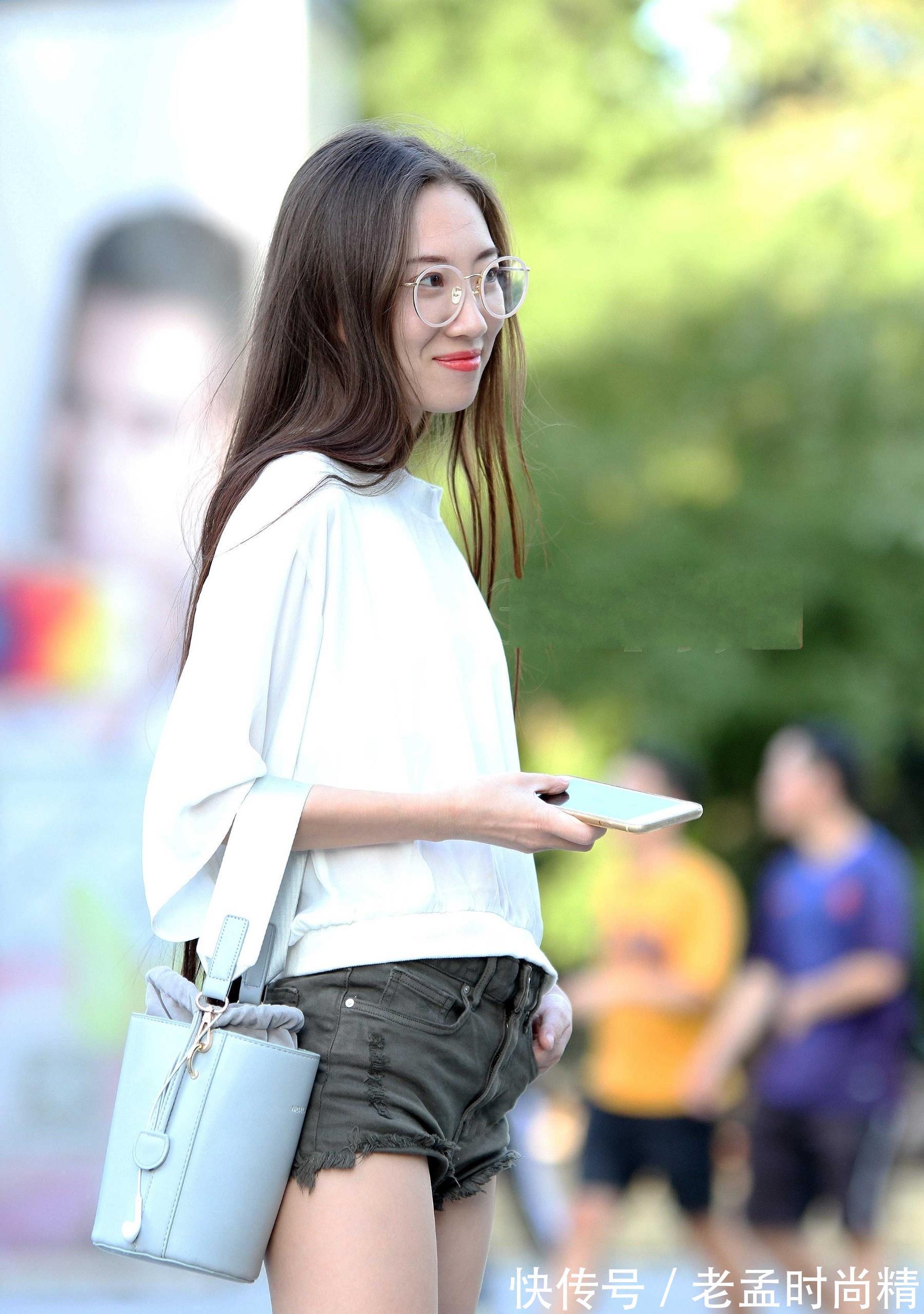 有气质 街拍:穿着OL制服的少妇,风韵犹存,很有气质