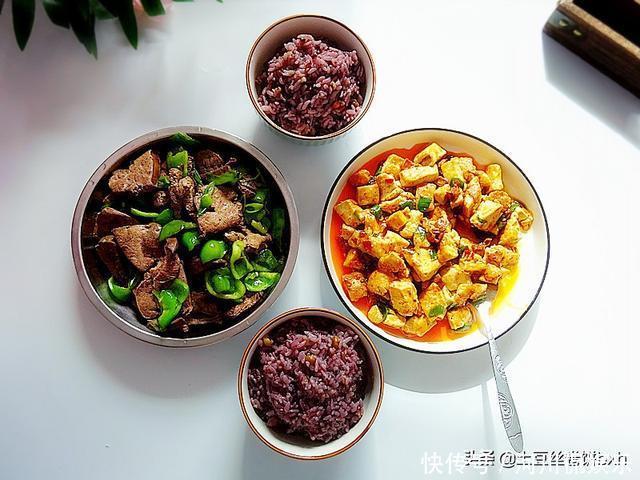 老两口的晚餐,两道小菜,不精致但温暖,网友:这么吃真好,点赞