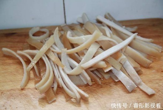 猪皮|做猪皮冻时，猪皮焯水后就煮是大错！多加这1步，猪皮晶莹剔透
