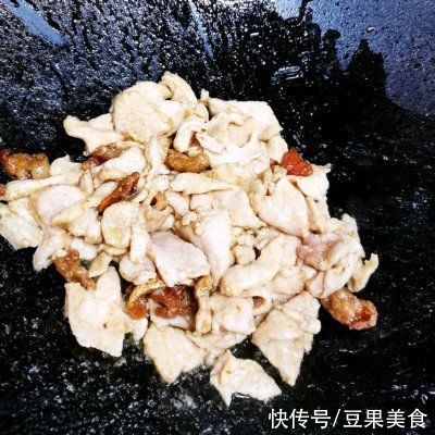 几分钟搞定滋味鲜美家常菜——鸡枞菌炒肉，一步就搞定