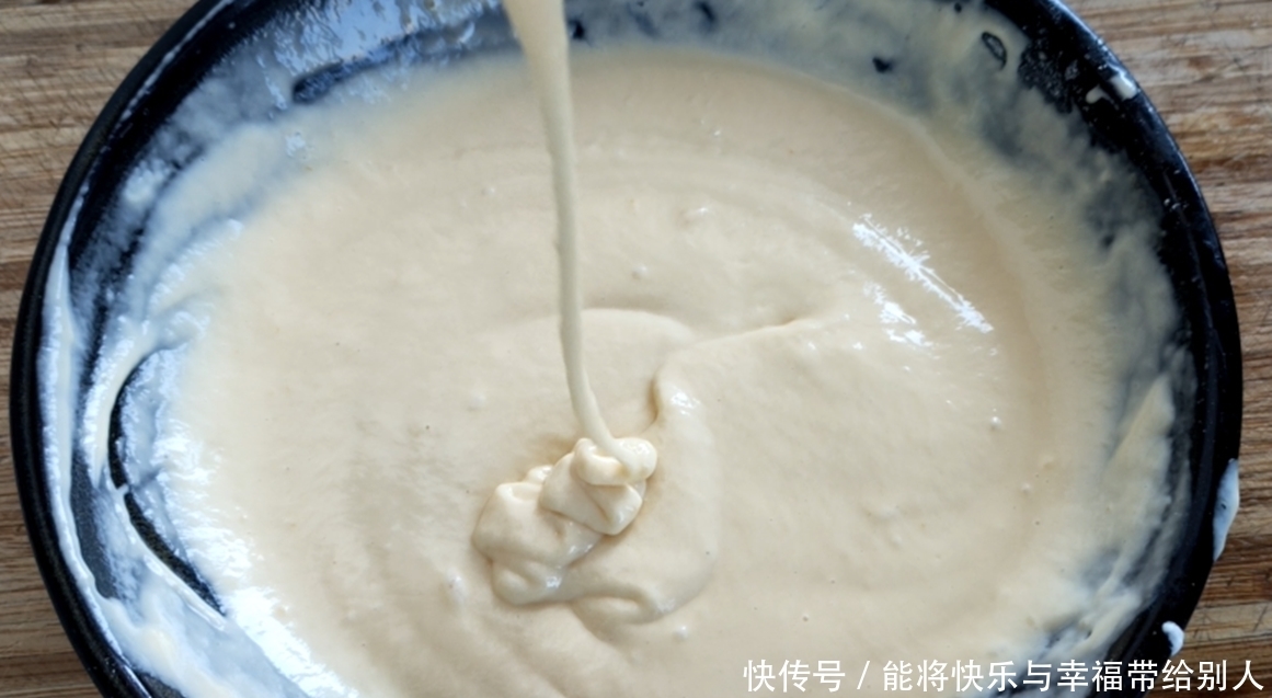 油炸小鱼时,用面粉还是用淀粉?教你正确做法,酥脆好吃不回软