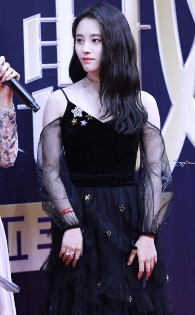 大街|美女紧身裤搭轻薄的白色T恤,走在大街回头率一定是满满的