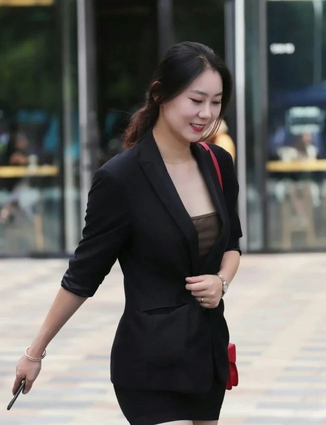 拒绝沉闷感,女生穿黑色西装,美的眼前一亮