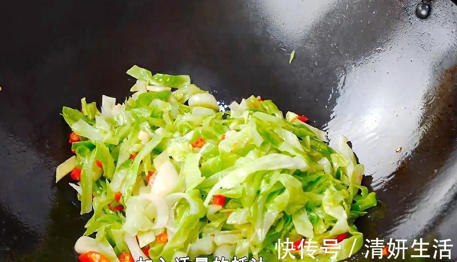 炒包菜,切记不要直接下锅炒!很多人一直做错了,难怪出锅不好吃