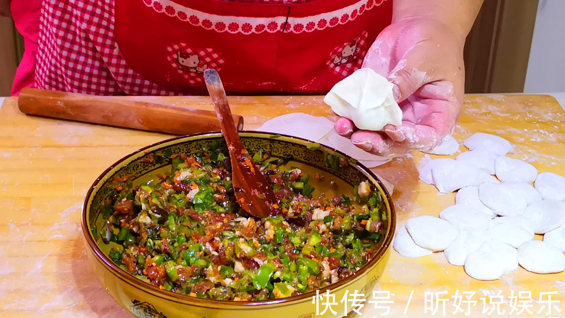 拌饺子馅时别只会加花椒水,学会这拌馅诀窍,饺子又鲜又香不油腻