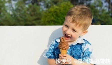 奶奶|奶奶掩护萌娃吃冰淇淋,却被妈妈发现,宝宝这可怎么办