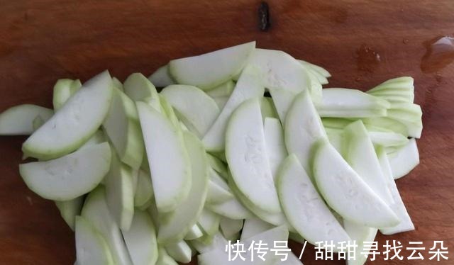 西葫芦|秋天，我家儿子爱吃这菜，做法特简单，营养极高，孩子长个头！