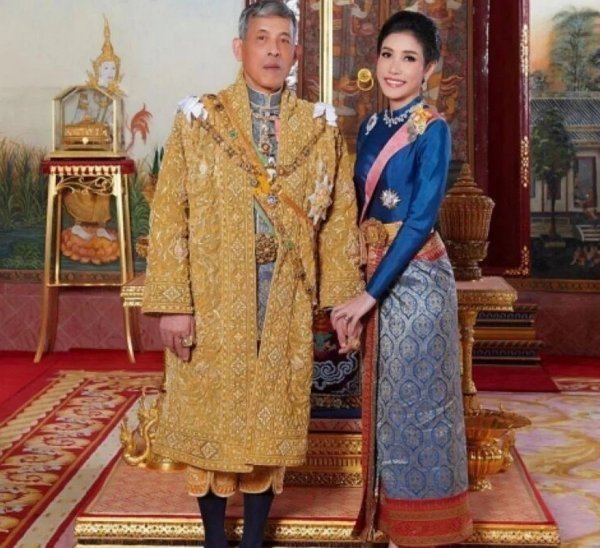 诗妮娜贵妃$难怪泰王宠爱诗妮娜贵妃,连女儿都长得如花似玉,不像泰王但受宠