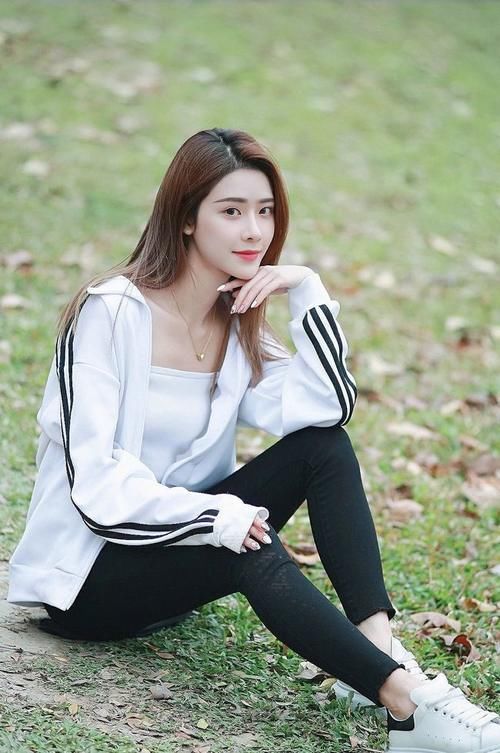 背心|白色的背心外搭白色外套，吸睛又时尚，整体的造型休闲又青春减龄