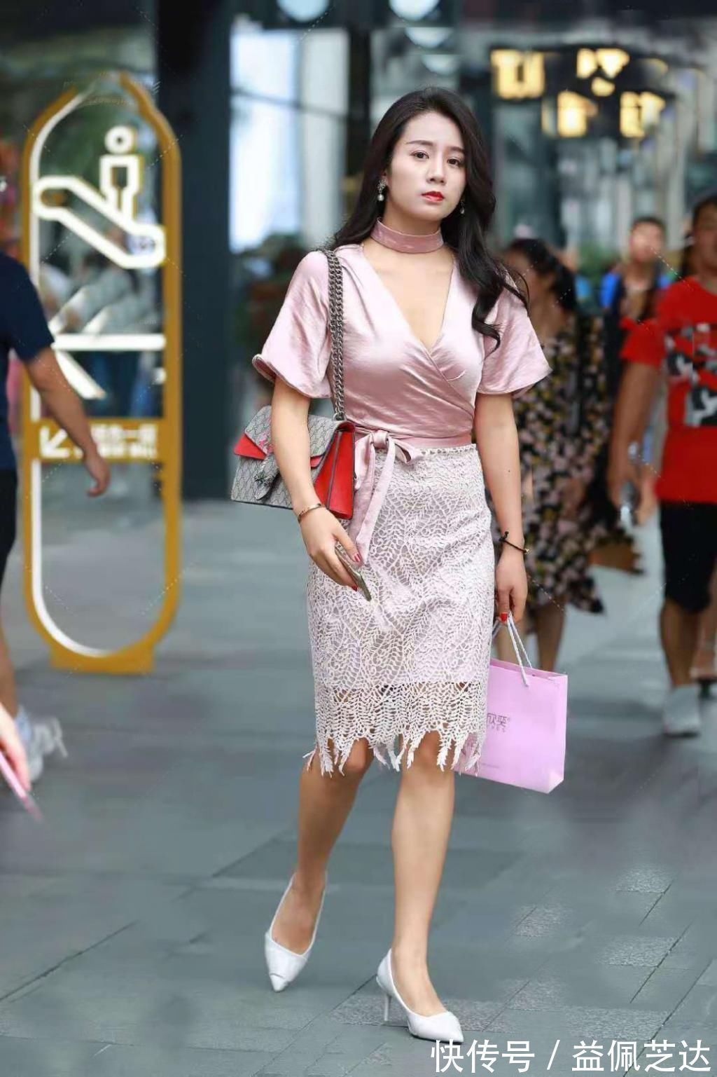 优雅 别把什么都往身上搭,选择一条优雅的粉色拼接裙,低调又有层次感