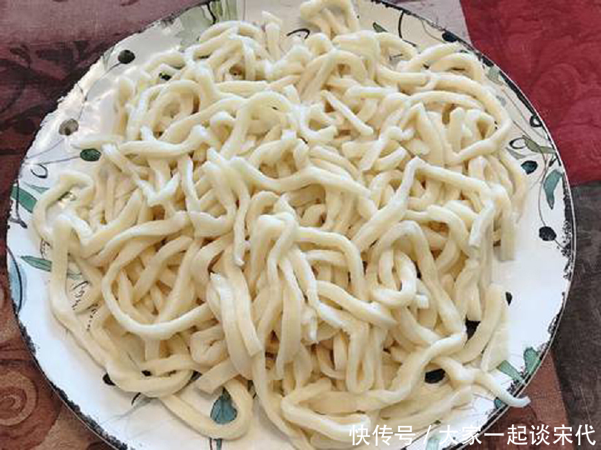 煮面条时,冷水下锅还是热水下锅?很多人都不懂,难怪面条不劲道