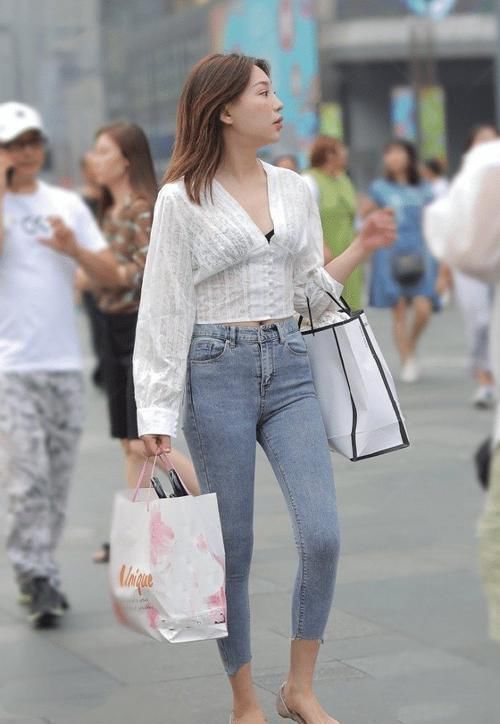 修身牛仔裤 衣品体现在穿搭上，休闲牛仔裤也能让你美出个性