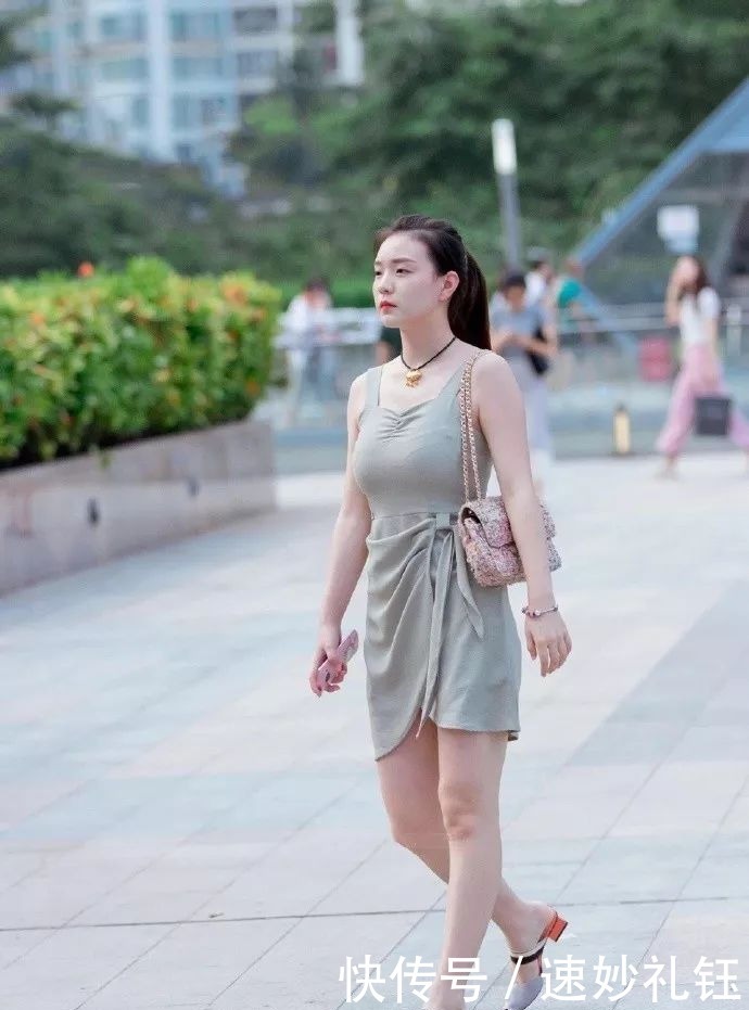  享受|美女搭配一双简单款的高跟凉鞋，享受着时尚的气氛环绕