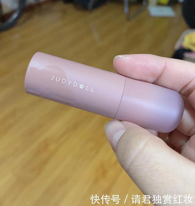 膏体|国货口红“真不行”完美日记被吐槽,花西子风评差,难怪用大牌