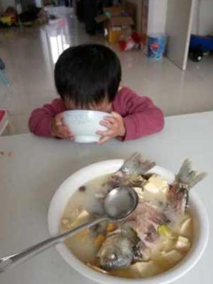 孩子|被医生称为“幼儿杀手”的2种食物，比垃圾还埋汰，仍有家长在喂