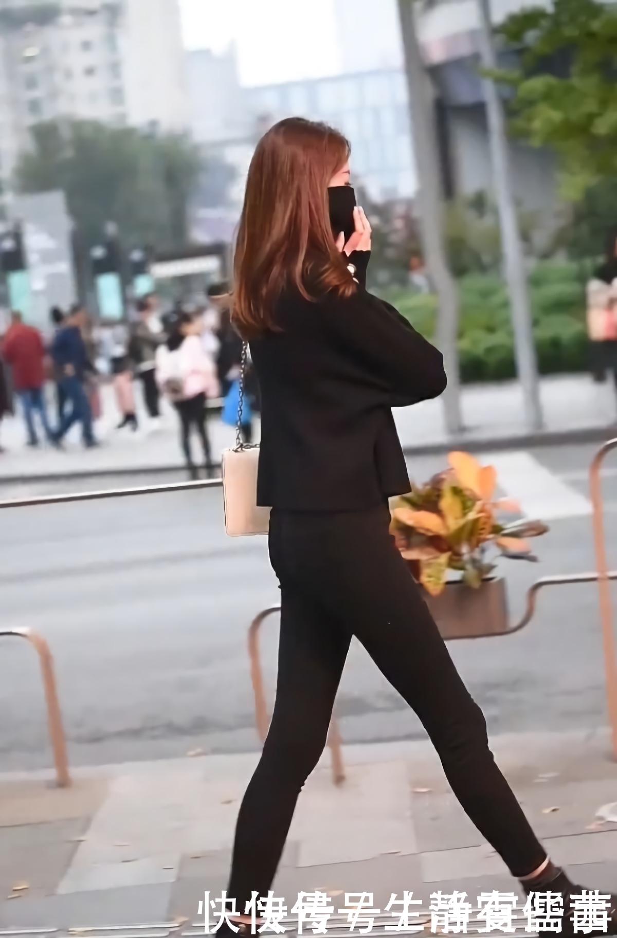 “石头裤”才是秀腿的正确打开方式,美女穿上后,“蜡烛腿”亮了