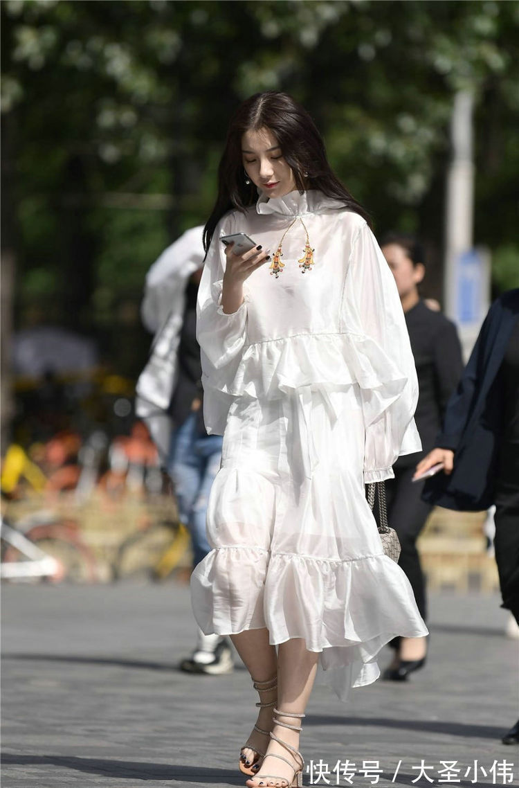 穿搭|美女街拍：小姐姐的这身是非常漂亮的长裙，加上一头黑色长发，看起来更精致