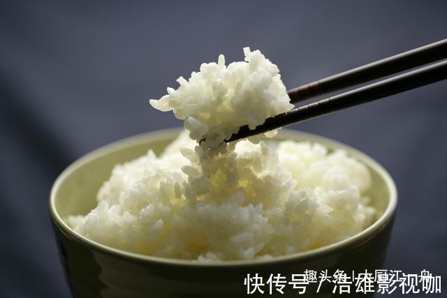 今天才知道,蒸米饭时多加这3样东西,米饭香甜松软不粘锅