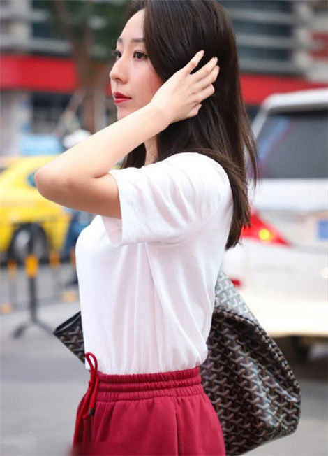 街拍:穿浅色裙子的小胖妹,可爱温柔,是那么的讨人喜欢