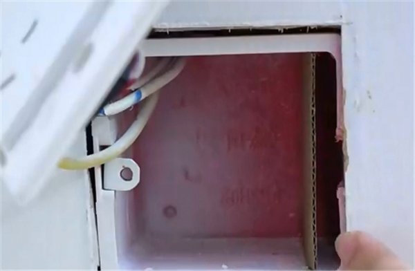 螺丝刀|墙上插座松动不好用，教你一招，不花一分钱，比新的还牢固