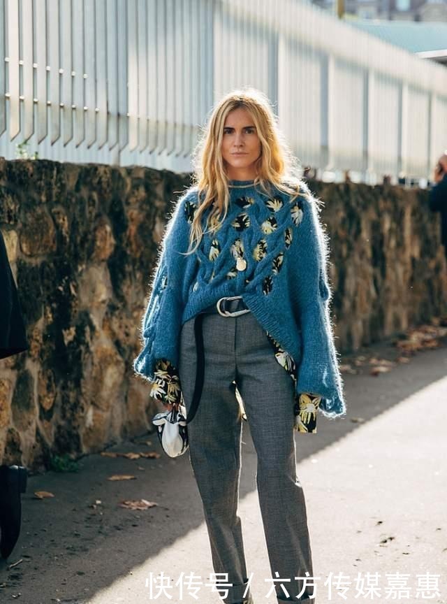 显瘦|最近火了一种显瘦的穿法,挑大一码的毛衣这么穿,藏肉还时尚