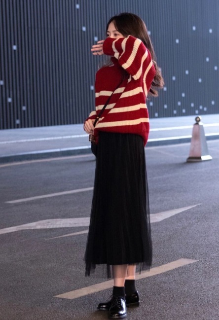 半身裙 针织衫配裤子还是裙子更好看?建议你两个都选,这样搭美极了!