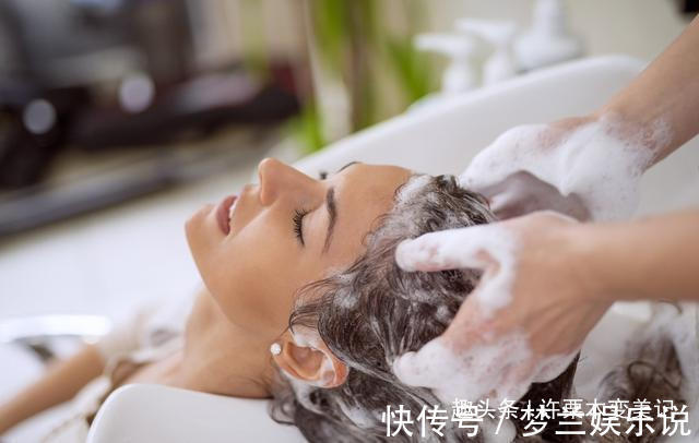 干枯|头发隔多久洗一次最好?很多人都做错了,难怪头发掉得越来越厉害