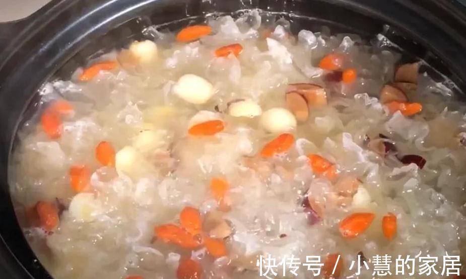 膠質|天涼了女性朋友記得吃銀耳和蓮子，學會這種吃法，整個秋冬都舒坦