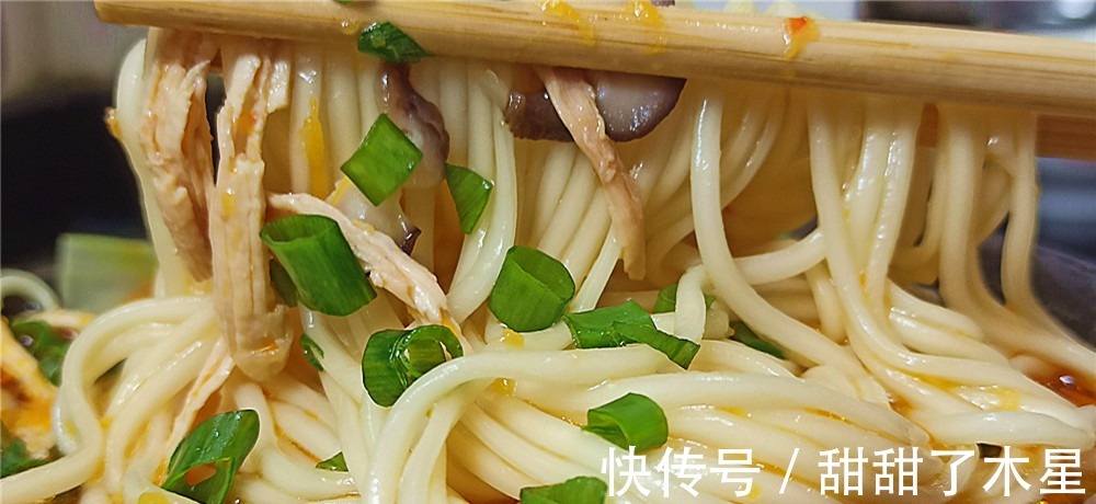 香菇|天热没有胃口给家人做一碗“金汤鸡丝面”,味道酸辣特别好吃!