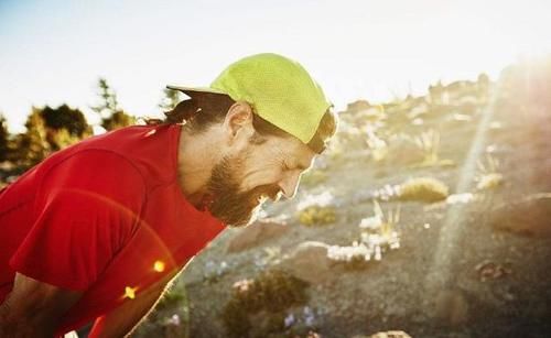 血液浓稠的话身体会有5个表现，坚持4件事，清除血管垃圾