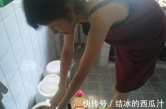 养杜鹃花,家中常备这2种水溶液,保管盆栽叶子绿、开花旺