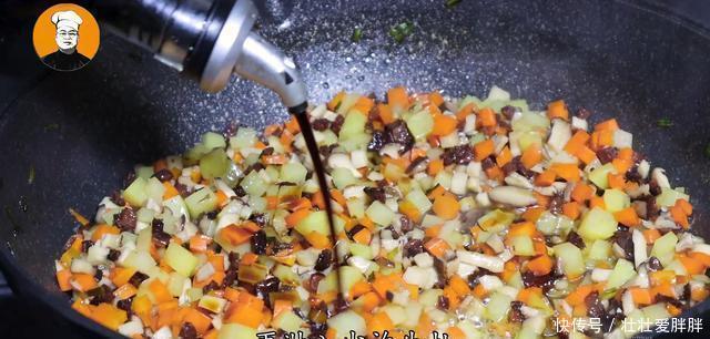 绝活|鸡蛋液倒入大米里面,原来这么好吃,老保姆的拿手绝活,太解馋了