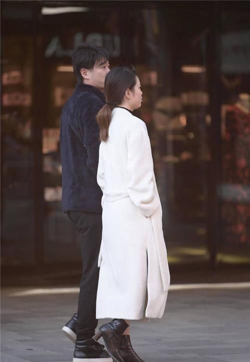 浅色|冬季的大衣别老是挑选黑色,尝试浅色搭配,会有不一样的感觉