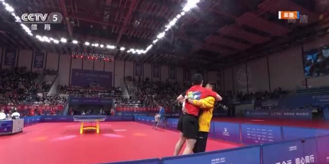 挺举|挺举失败！樊振东夺冠教练尝试抱起他庆祝，似乎抱起又没完全抱起来