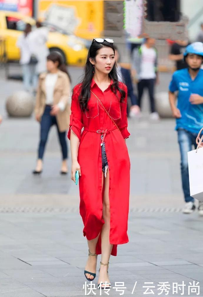 美女脚上穿搭上一双高跟鞋，让她的气质提升了一个档次，精致时尚