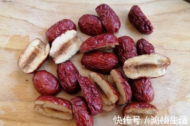 常吃|冬天手脚冰凉多吃它,每天3颗好处多,不煲汤也不煮粥,记得常吃