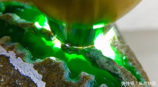 老板|打工妹闲逛直播间,咬牙拿下一块开窗石头,切开后当场炒老板鱿鱼