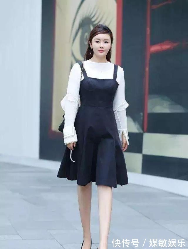 尖头 小姐姐搭配着一双黑色的尖头高跟鞋,走起路来看起来更加的成熟