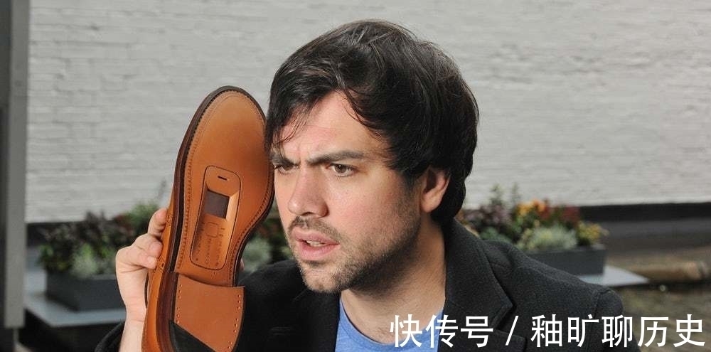 史蒂芬|现实版鞋子电话,能穿又能打电话!接电话时不知道有没有脚气!