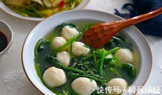 回家给老两口做午餐,虽然简单但营养美味,一家人吃饭就是香