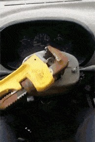 |搞笑GIF:女生喝多了什么都做的出来,她最后那几下是什么意思?