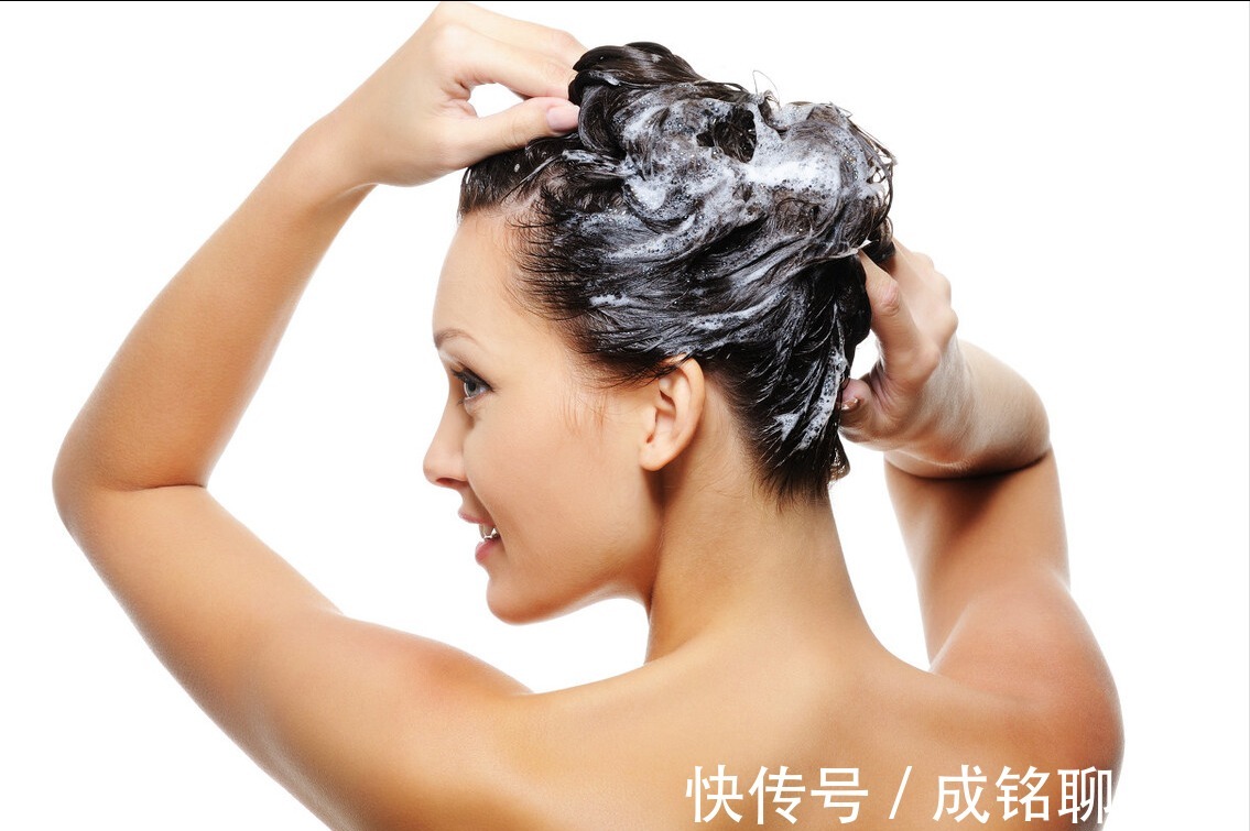 头发 烫发后几天才能洗头?这样做是保护卷度还是发质?看这三点就明白