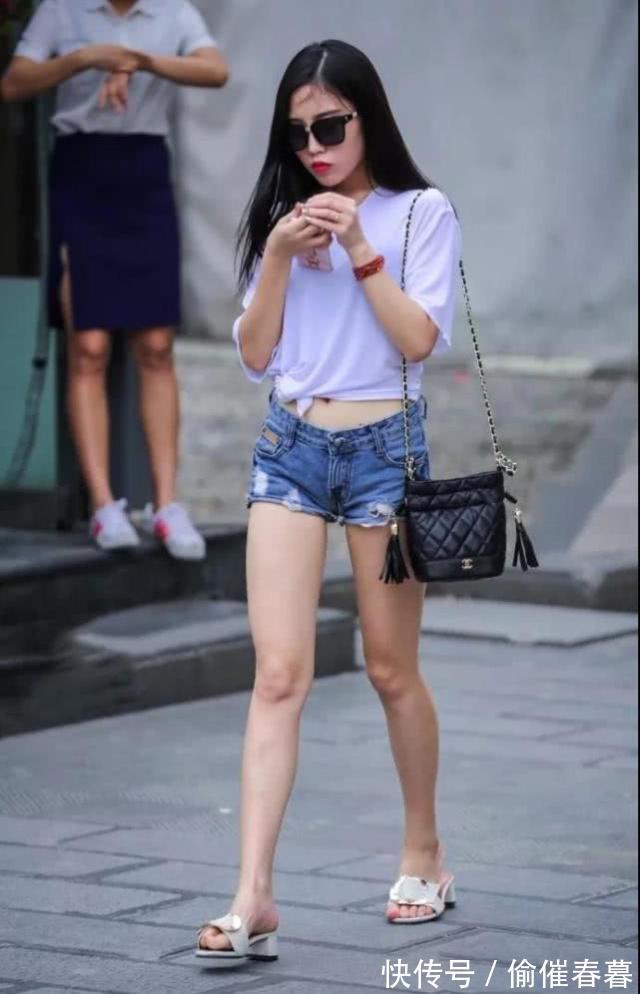 小蛮腰 小姐姐牛仔裤搭配绿色背心,笑容甜美,尽显潮流的青春气息