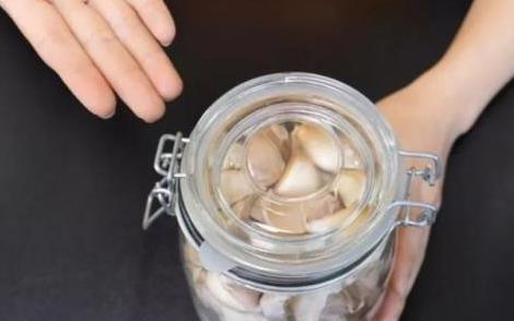 大蒜怎么保存不发芽?有经验的人这样做,大蒜一年不发芽,实用