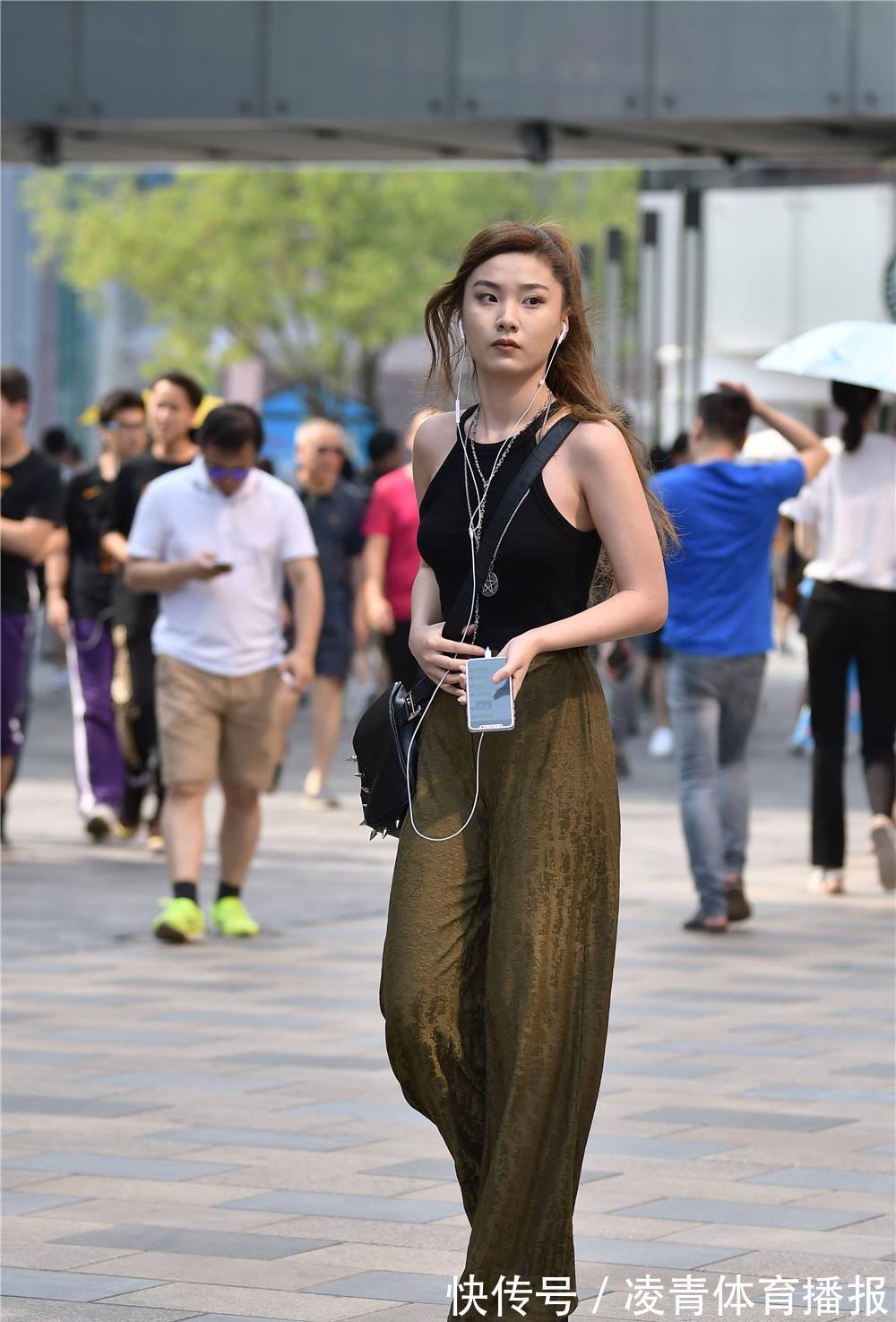 身材 宽松的长裤,搭配修身无袖背心,时尚姑娘穿出简约感