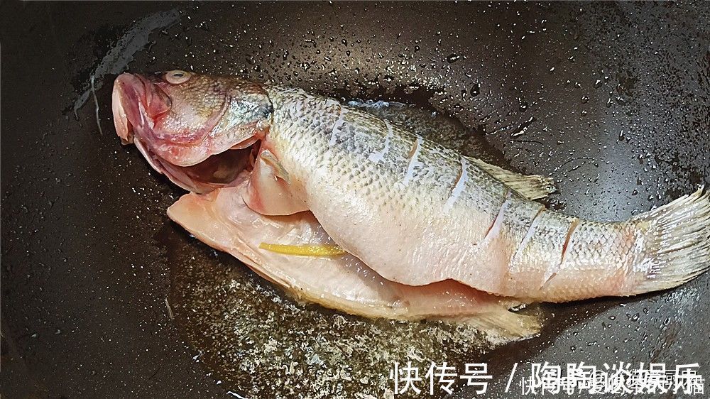 红烧|红烧鲈鱼虽然做法简单，要想肉质鲜嫩，味道浓香，需要一点小窍门