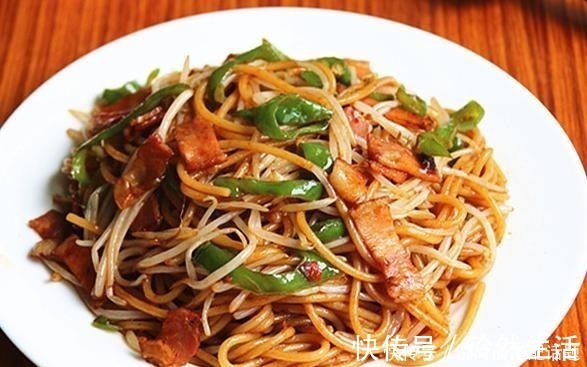 饭店厨师教你炒面做法,步骤很简单,面条不起坨不粘,劲道好吃